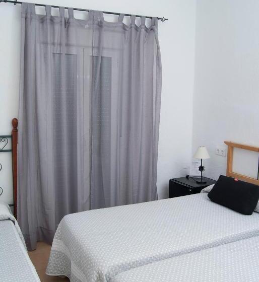 اتاق استاندارد سه تخته با بالکن, Hostal Batato