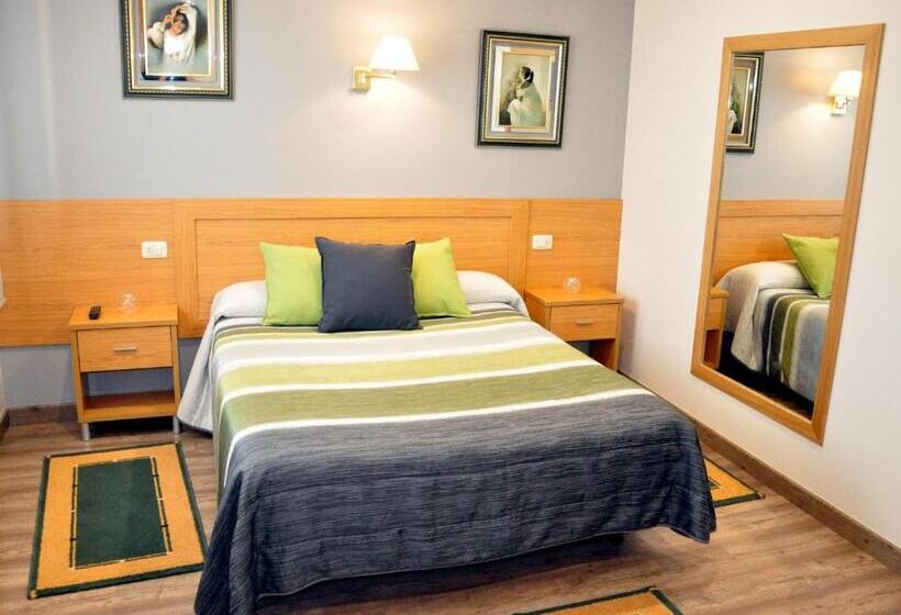 Номер Стандарт Трехместный, Hostal Paz
