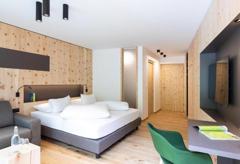 Номер Deluxe, Ladurner