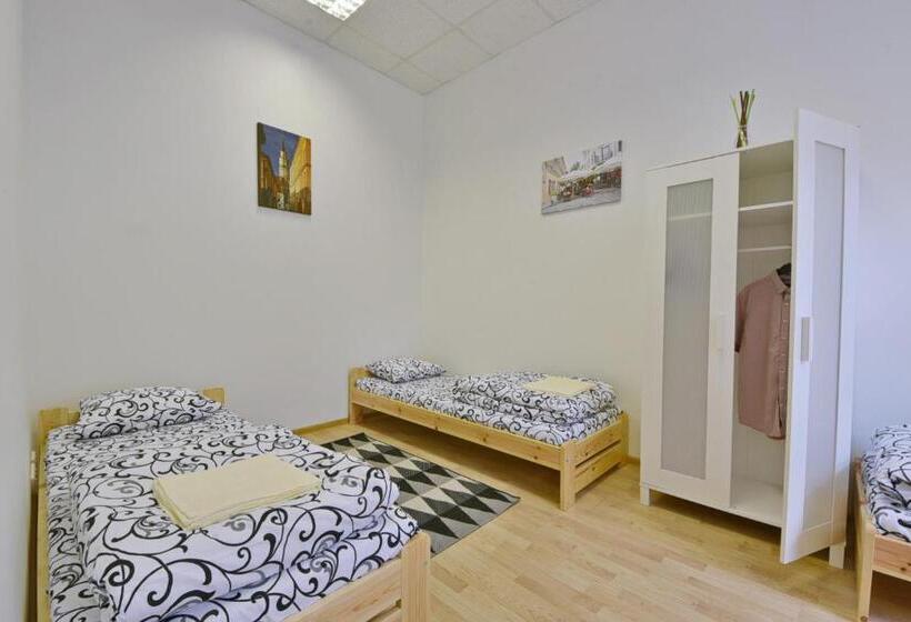 اتاق استاندارد سه تخته با سرویس بهداشتی مشترک, Laisves Avenue Hostel Easy Kaunas