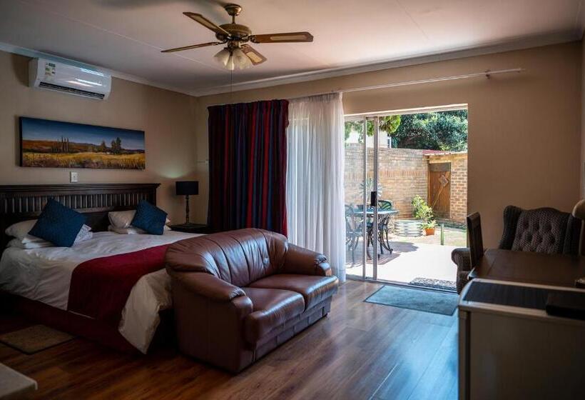 Номер Deluxe Вид на Бассейн, Asante Guest House