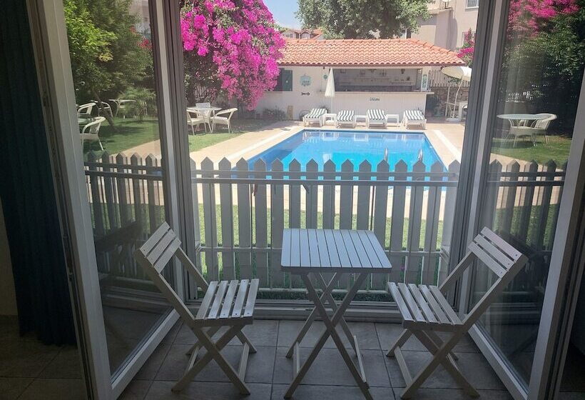 Полулюкс Вид на Бассейн, Grandma S Garden