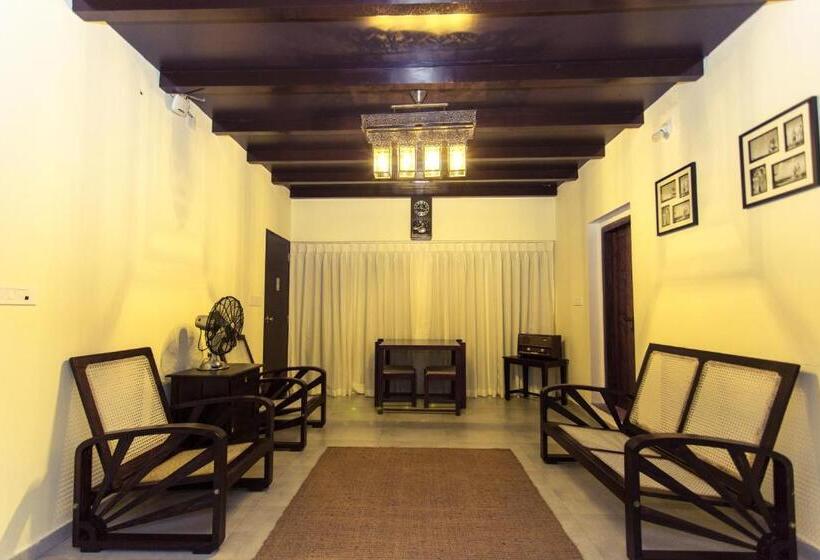 Deluxe Room King Size Bed, Crayons Guest House Munnar