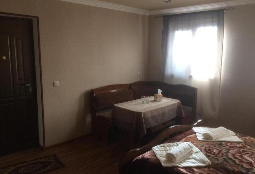 패밀리 룸, Gokor B&b