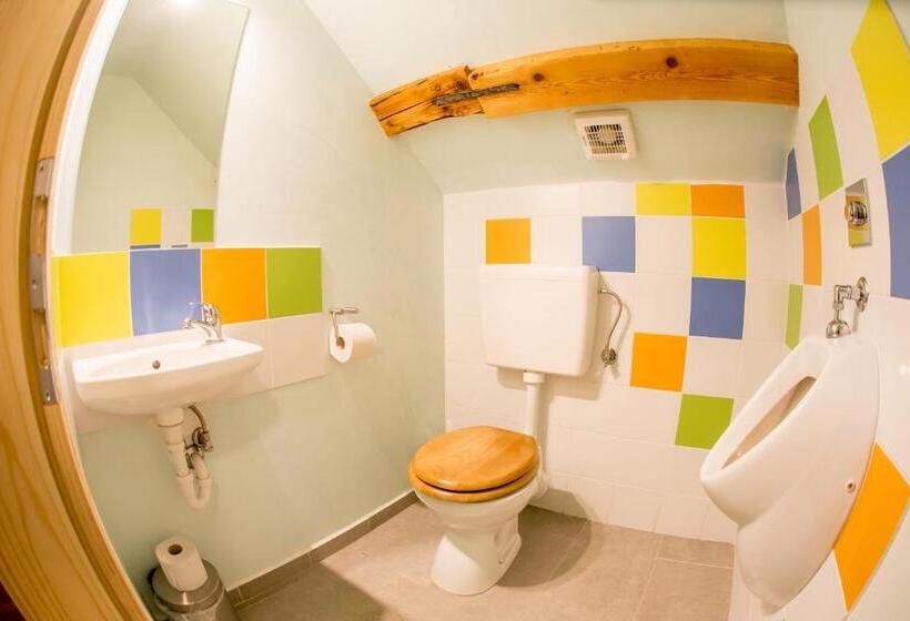 اتاق خانوادگی با سرویس بهداشتی مشترک, Guest House Kraljev Hrib
