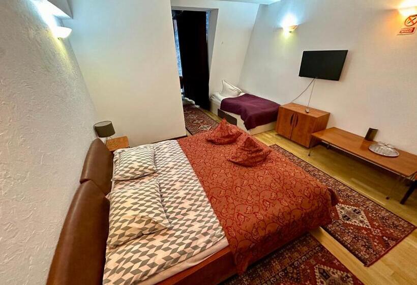 Quarto Triplo Estandar, Pensiunea Rasnoava