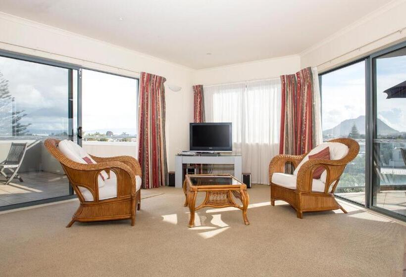 Апартаменты 2 Спальни, The Reef Beachfront Apartments