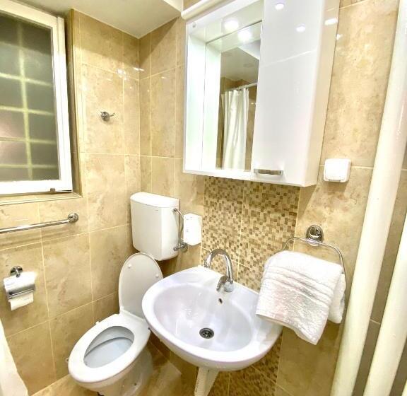 اتاق استاندارد سه تخته با سرویس بهداشتی مشترک, Glorious Rooms