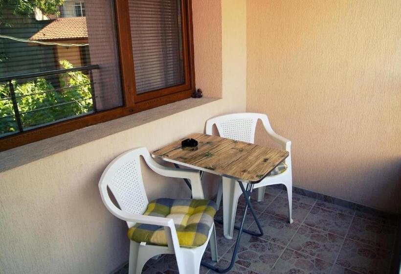 标准房带园景, Kastela Guest House