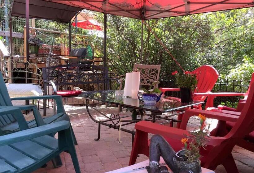 استودیوی لوکس, Mystic Portal 420 Guesthouse