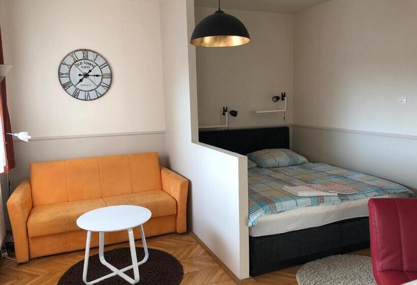 スタンダードスタジオ, Rt Home Vendégház