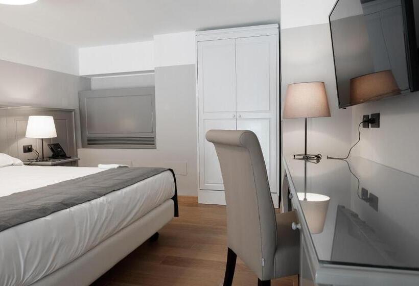 اتاق لوکس سه تخته, De Ville