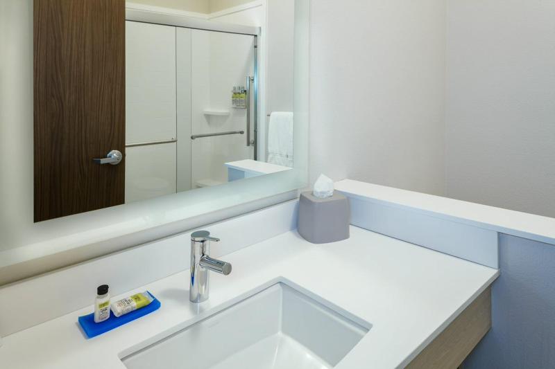 带大床的套房, Holiday Inn Express & Suites   Medford, An Ihg