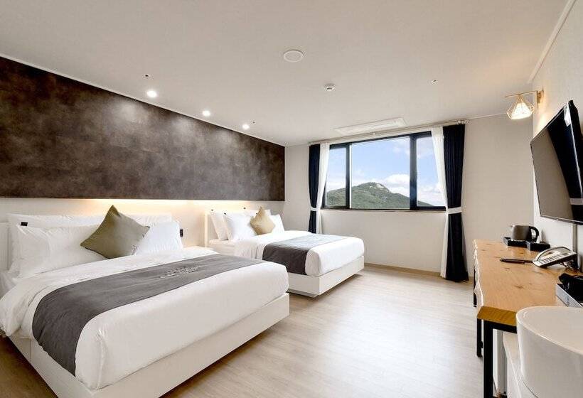 جناح ملكى, Cm Park