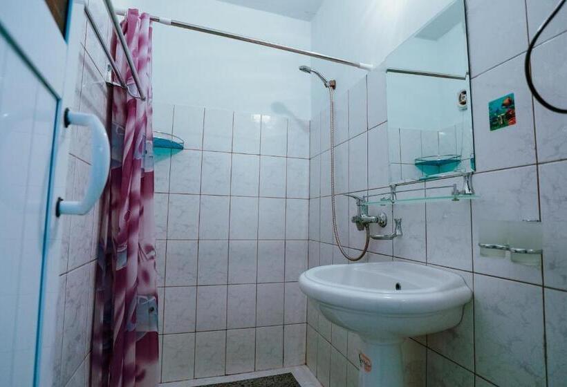 Четырехместный номер эконом класса с общей ванной комнатой, Bukhara House