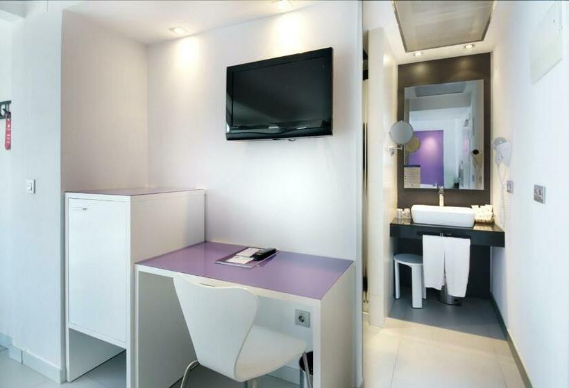 Economy Room, Brisa