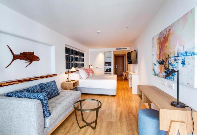 جناح جونيور مطلّ علي البحر, Hotel Fariones