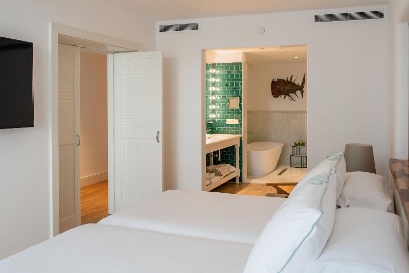 جناح, Hotel Fariones