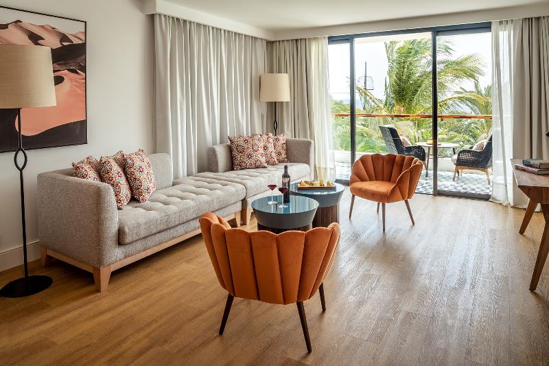 جناح, Hotel Fariones