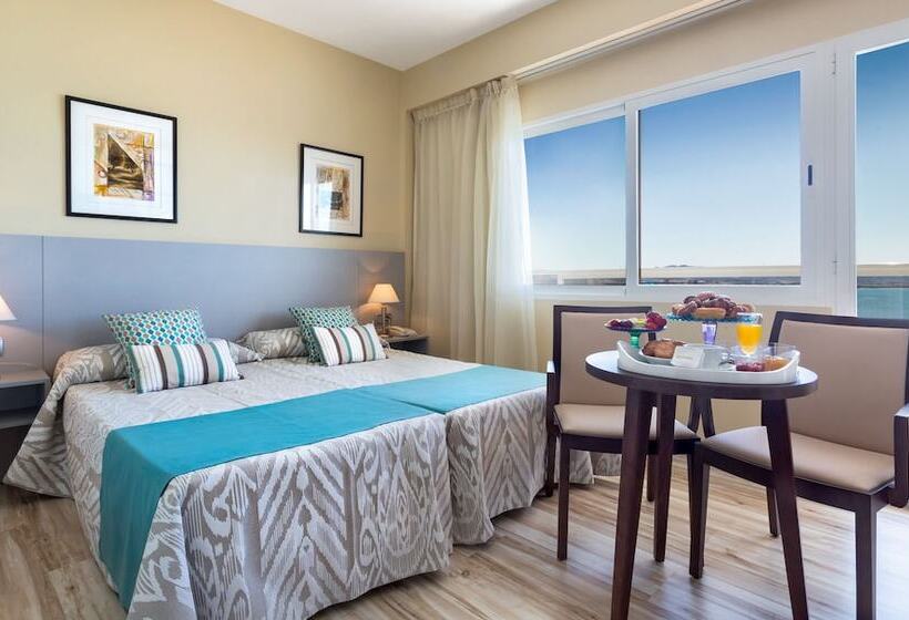 Superior Room, Izán Cavanna