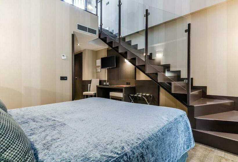 Standard Triple Room with Terrace, Reina Cristina