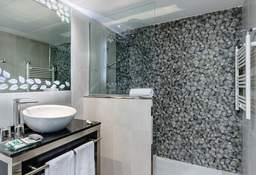 Standard Triple Room with Terrace, Reina Cristina