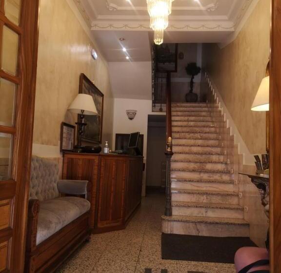 基本三人间, Hostal Plaza