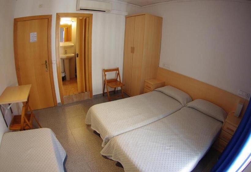 带阳台的三人标准间, Hostal L'alba