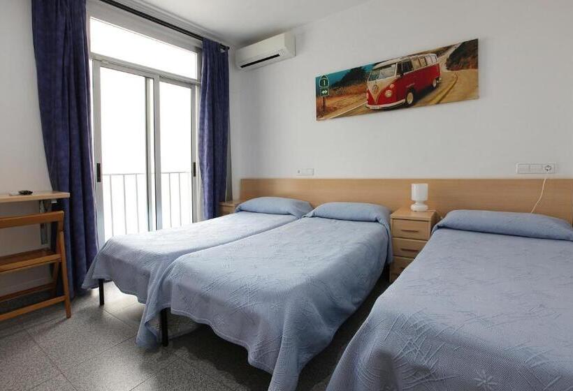 Economy Triple Room, Hostal L'alba