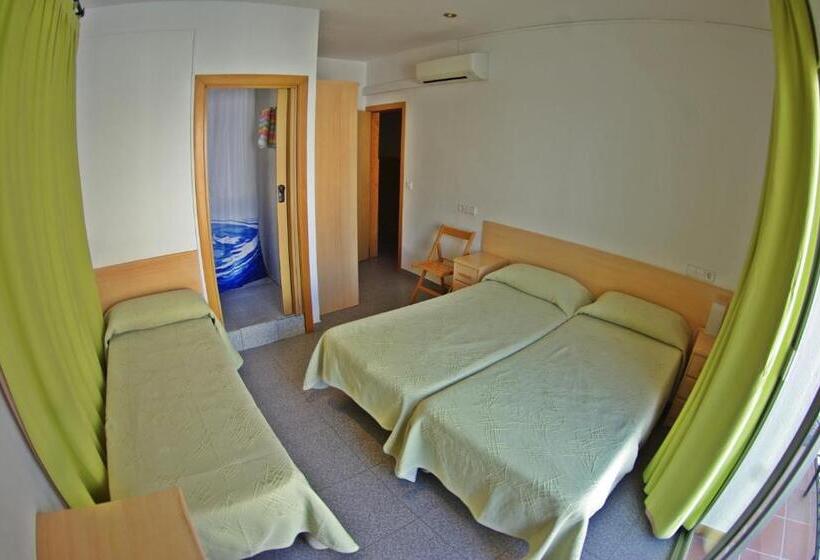 带阳台的三人标准间, Hostal L'alba