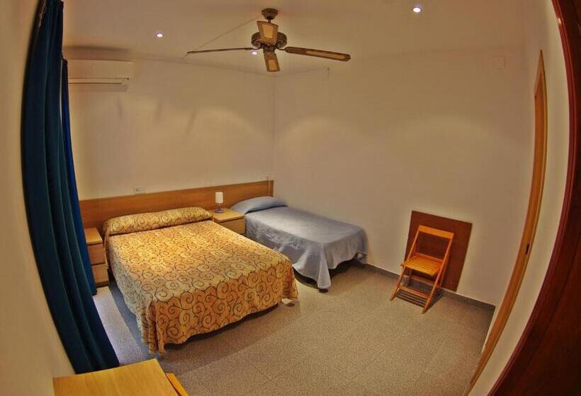 Economy Triple Room, Hostal L'alba