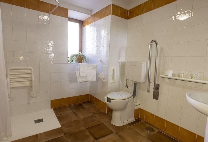 اتاق استاندارد سه نفره, Hostal Restaurante Puerta Del Alcazar