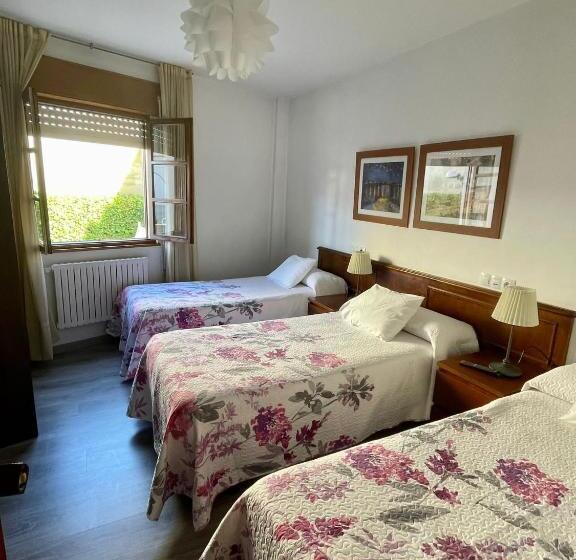 Habitación Triple Estándar Vista Jardín, La Bilbaina