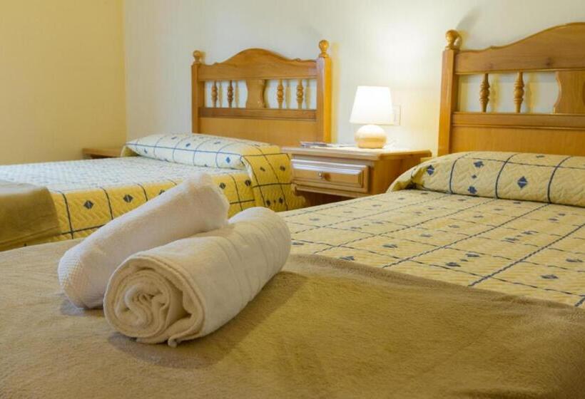 스탠다드 트리플 룸, Hostal Aiguamog