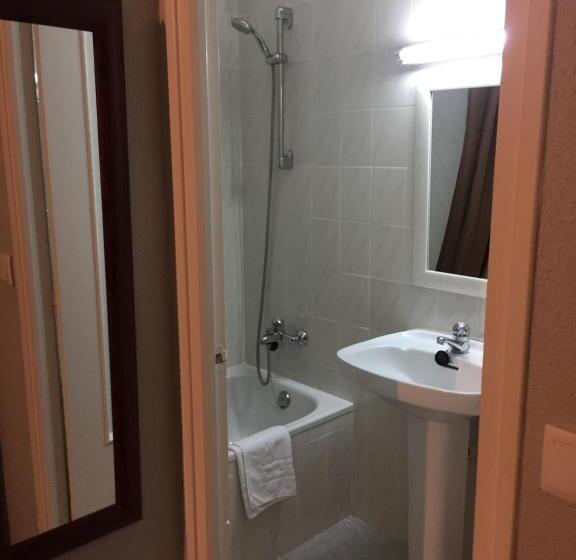 اتاق استاندارد سه نفره, Hostal Rosales