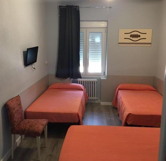اتاق استاندارد سه نفره, Hostal Rosales