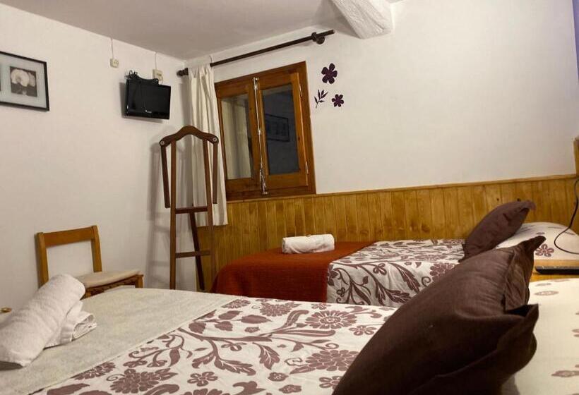 スタンダードトリプルルーム, Hostal La Cuineta De Cal Triuet