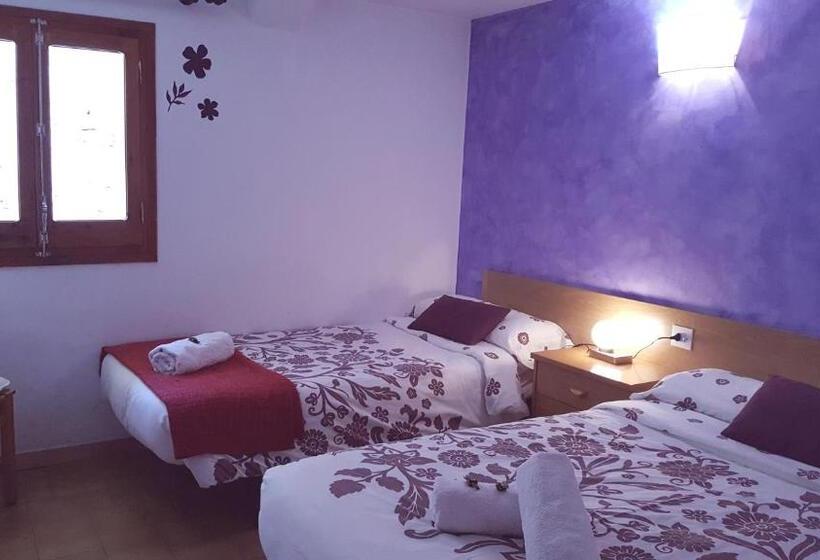 Номер Стандарт Трехместный, Hostal La Cuineta De Cal Triuet