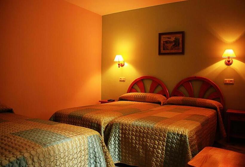 Номер Стандарт Трехместный, Hostal Casa Lacreu