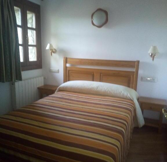 Четырехместный Номер Стандарт, Hostal Casa Lacreu