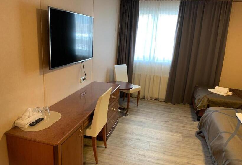 Quarto Triplo Standart, Neue Post I Self Check In