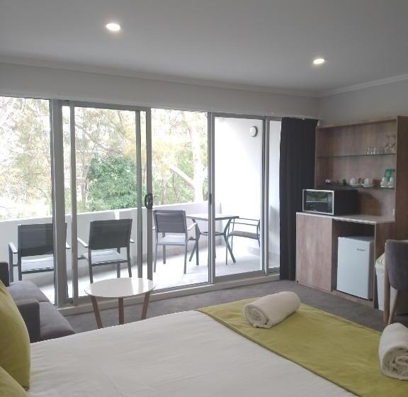 패밀리 스위트, Palm Court Motor Inn