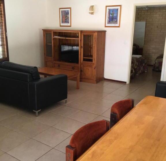 패밀리 스위트, Travellers Rest Motel