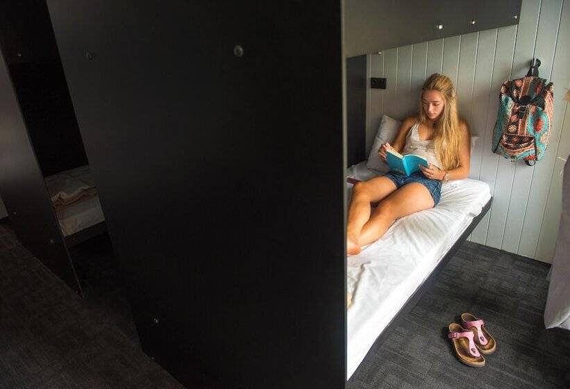 Кровать в Общей Комнате, Bunk Surfers Paradise International Backpacker Hostel