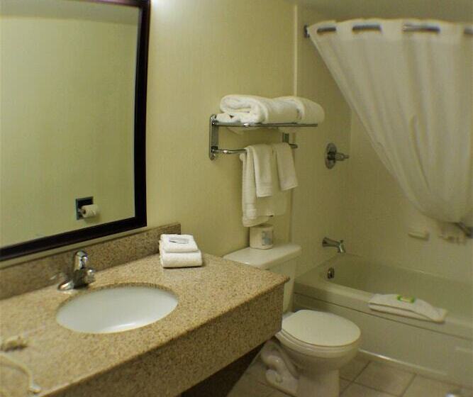 ２ダブルベッドのスタンダードルーム, Charlottetown Inn & Conference Centre