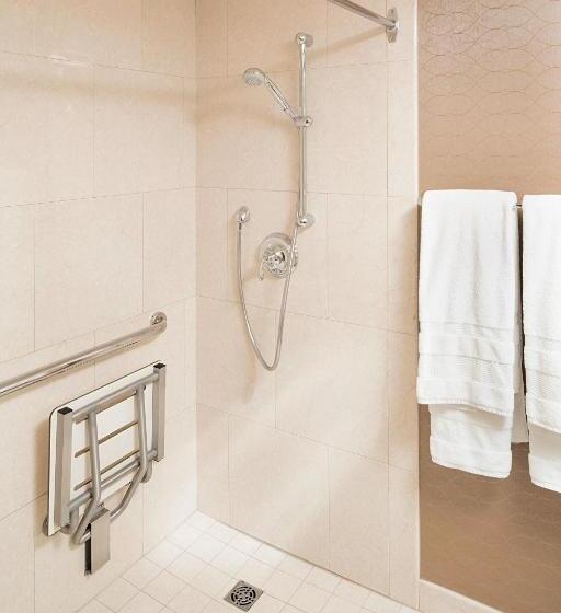 クイーンサイズベッドのクラシックルーム, Sheraton Cavalier Calgary