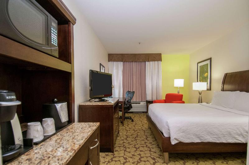 キングサイズベッドのスタンダードルーム, Delta Hotels By Marriott London Armouries