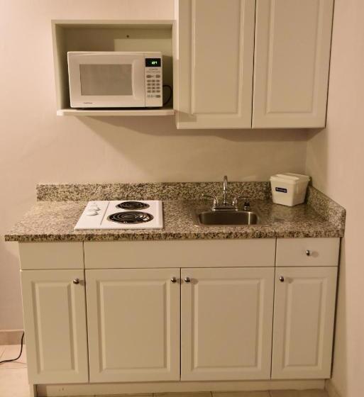 Люкс, Travelodge By Wyndham North Battleford