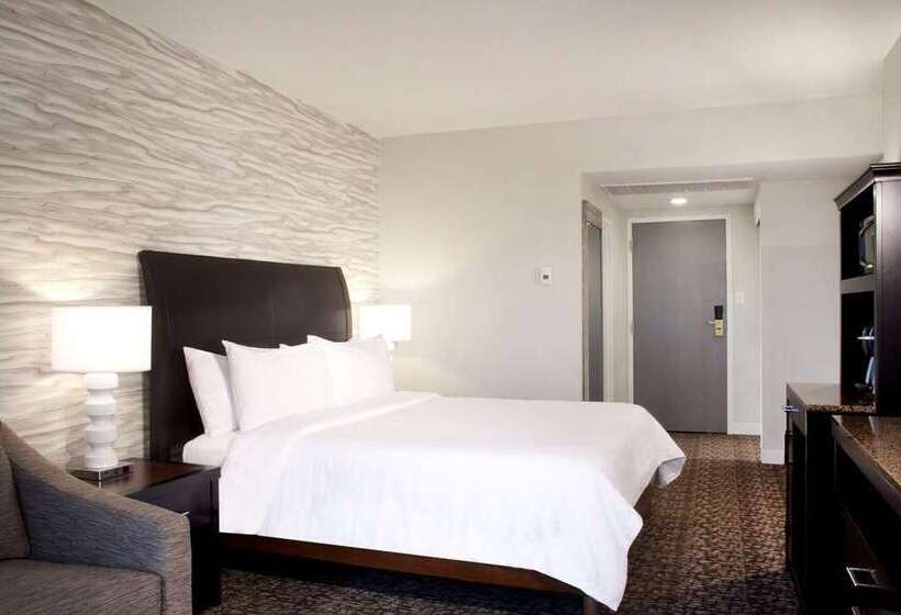 キングサイズベッドのスタンダードルーム, Vogue Hotel Montreal Downtown, Curio Collection By Hilton