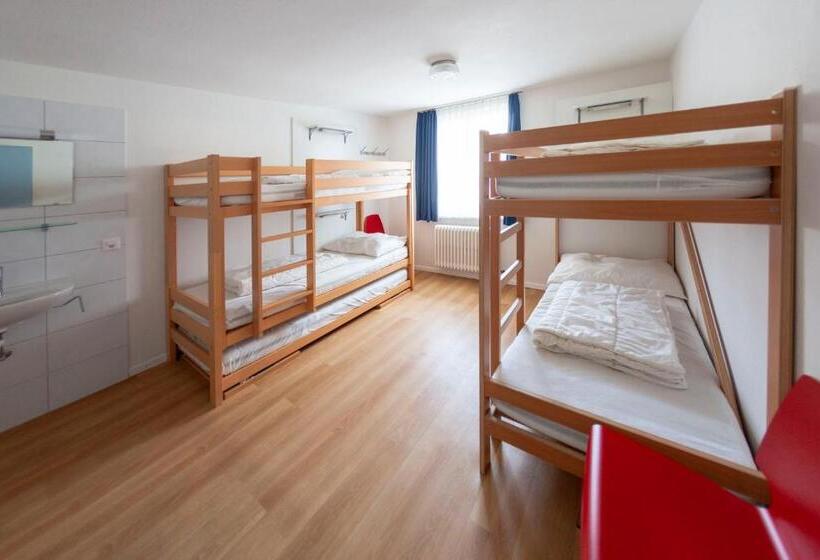 سرير فى غرفة مشتركه, Hirschen Backpacker Hotel & Pub